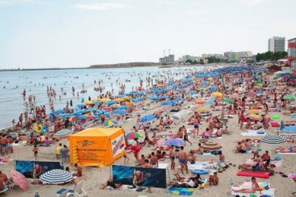 Aglomeraţie pe litoral. Peste 160.000 de turişti la mare, în weekend - imagini din Mamaia